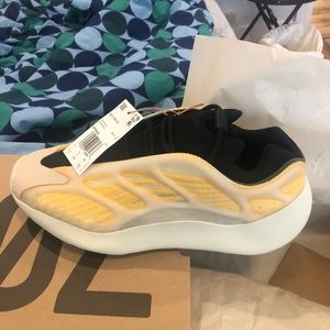 Yeezy 700 v3 size 11.5 us